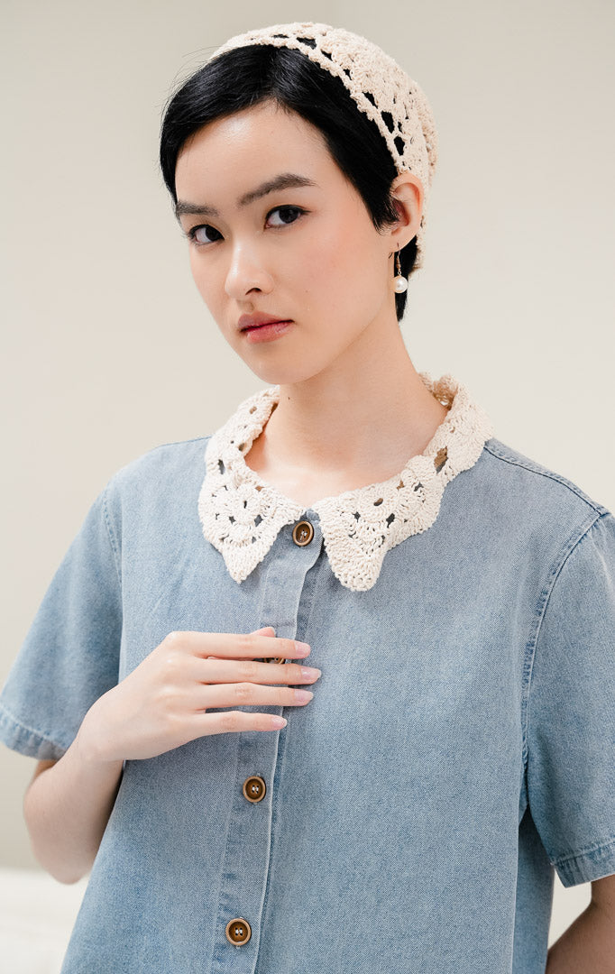Atasan kemeja denim wanita Elliana Top warna light denim (biru muda) berbahan denim terstruktur dengan detail kerah renda (crochet collar) dan kancing depan style feminine & vintage.