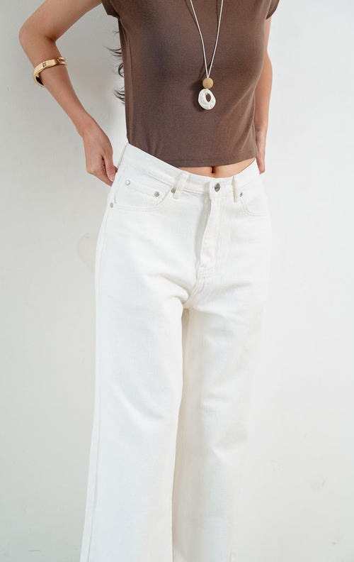 Celana panjang denim wanita warna putih (white denim pants) Ensley Pants dengan siluet lurus (straight-leg silhouette), desain lima saku klasik (five-pocket design), ban pinggang dengan belt loops, penutup kancing, dan zip fly. 

