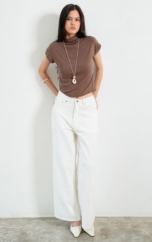 Celana panjang denim wanita warna putih (white denim pants) Ensley Pants dengan siluet lurus (straight-leg silhouette), desain lima saku klasik (five-pocket design), ban pinggang dengan belt loops, penutup kancing, dan zip fly. 

