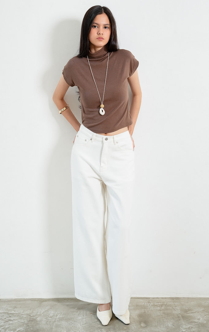 Celana panjang denim wanita warna putih (white denim pants) Ensley Pants dengan siluet lurus (straight-leg silhouette), desain lima saku klasik (five-pocket design), ban pinggang dengan belt loops, penutup kancing, dan zip fly. 

