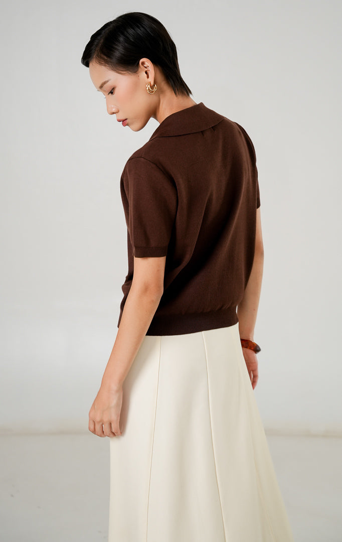 Atasan rajut wanita Esra Top Brown dengan detail kerah, lengan pendek, dan kancing depan bermotif dari This Is April. 
