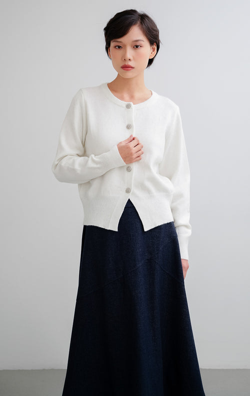 Cardigan rajut wanita warna putih Evangelina Cardigan dengan aksen kilau shimmer halus dan detail aksen motif bunga (floral details).