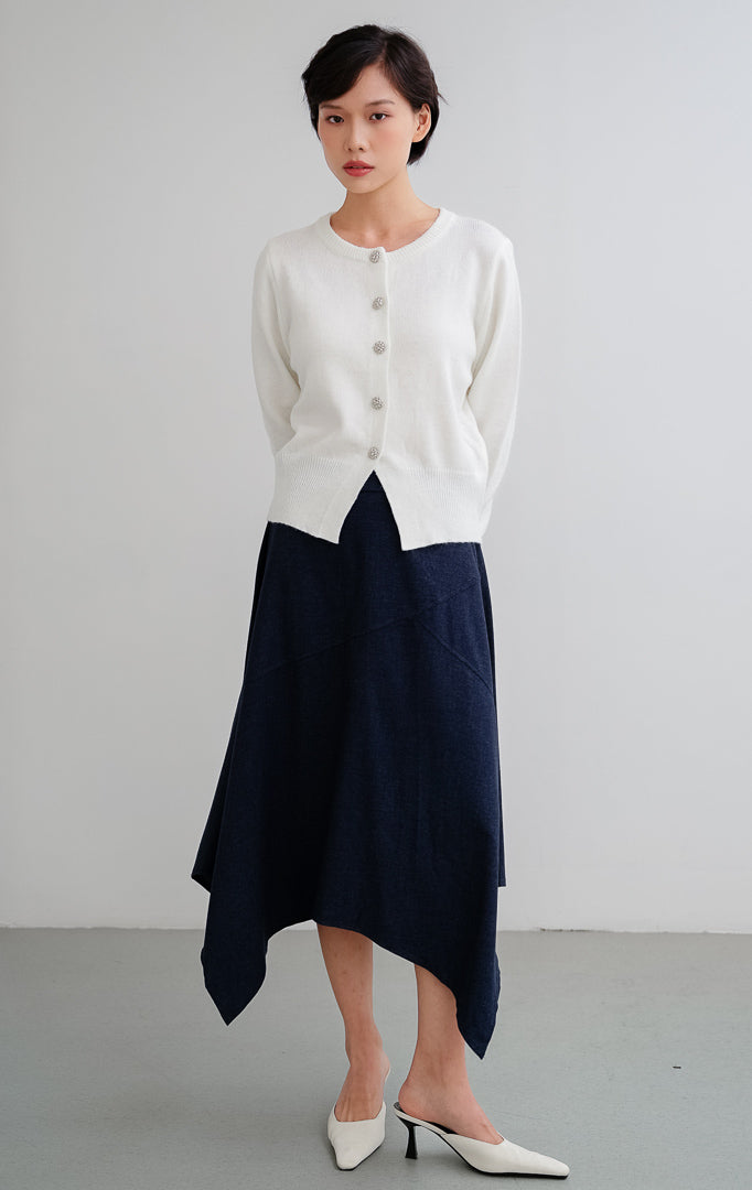 Cardigan rajut wanita warna putih Evangelina Cardigan dengan aksen kilau shimmer halus dan detail aksen motif bunga (floral details).