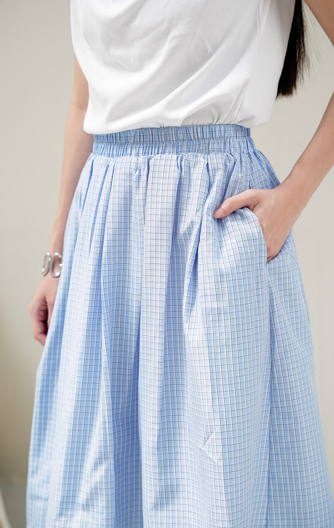 Rok midi wanita Feliciona Skirt warna light blue (biru muda) bermotif kotak windowpane check dengan potong layered flare dan pinggang karet.