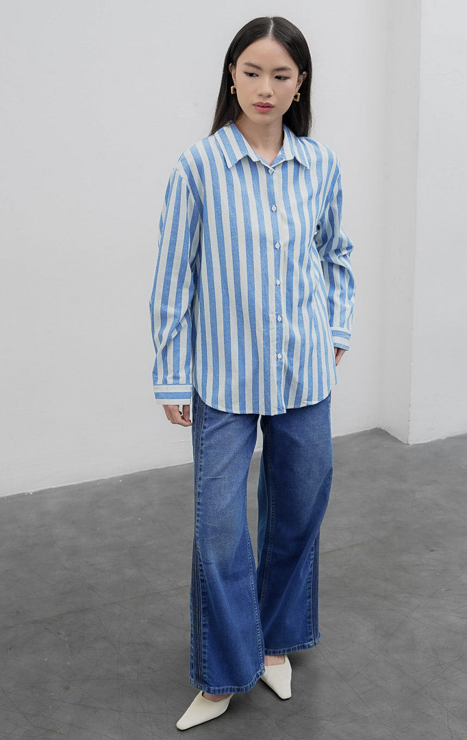 Kemeja wanita lengan panjang bahan katun linen (cotton linen) Ferzetti Top dengan motif garis salur vertikal (awning stripe) warna biru (blue) dan putih, kerah kemeja, serta bukaan kancing depan.