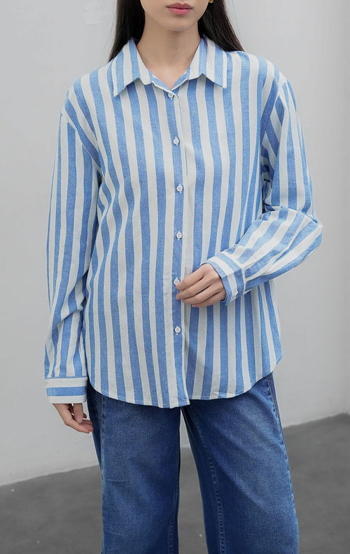 Kemeja wanita lengan panjang bahan katun linen (cotton linen) Ferzetti Top dengan motif garis salur vertikal (awning stripe) warna biru (blue) dan putih, kerah kemeja, serta bukaan kancing depan.
