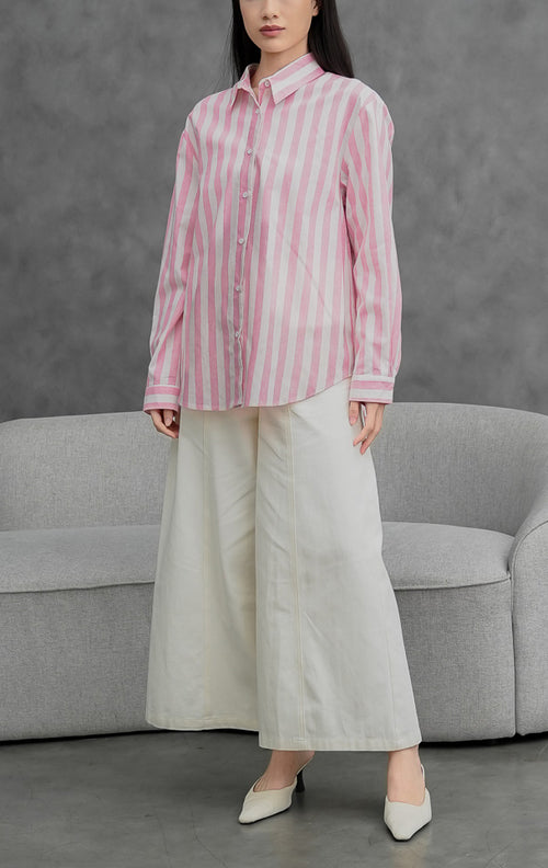 Kemeja wanita lengan panjang bahan katun linen (cotton linen) Ferzetti Top dengan motif garis salur vertikal (awning stripe) warna merah muda (pink) dan putih, kerah kemeja, serta bukaan kancing depan.
