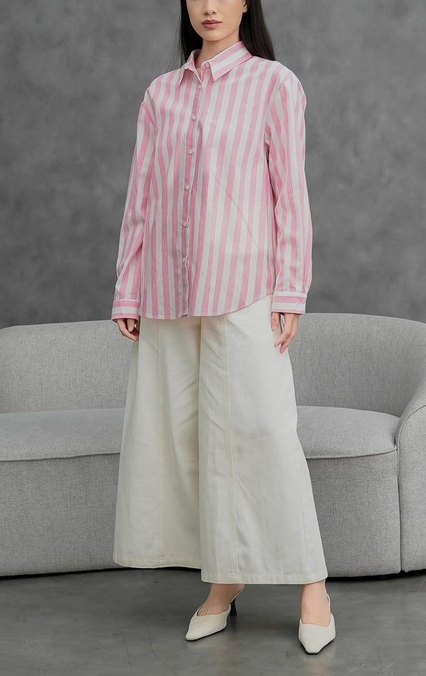 Kemeja wanita lengan panjang bahan katun linen (cotton linen) Ferzetti Top dengan motif garis salur vertikal (awning stripe) warna merah muda (pink) dan putih, kerah kemeja, serta bukaan kancing depan.