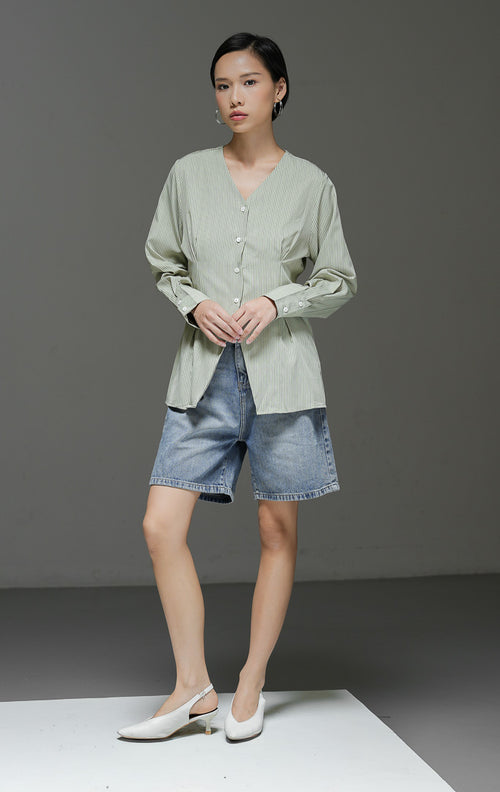 Atasan wanita Finnegan Top warna light green motif pinstripe salur halus dengan kerah V-neck, lengan panjang, dan kancing depan. 