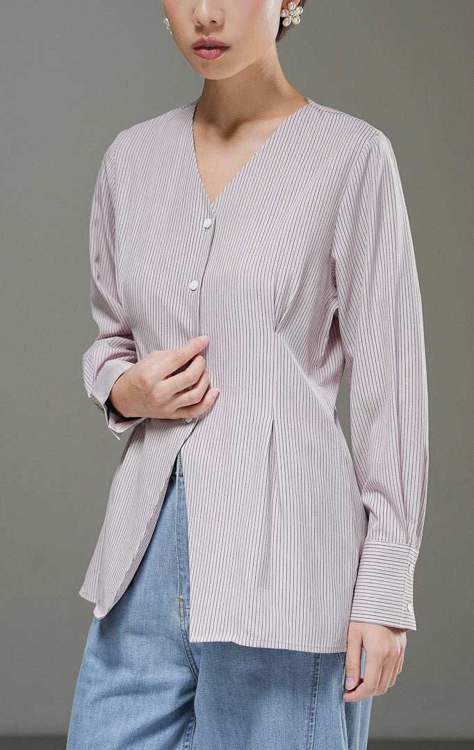 Atasan wanita Finnegan Top warna light pink motif pinstripe salur halus dengan kerah V-neck, lengan panjang, dan kancing depan. 