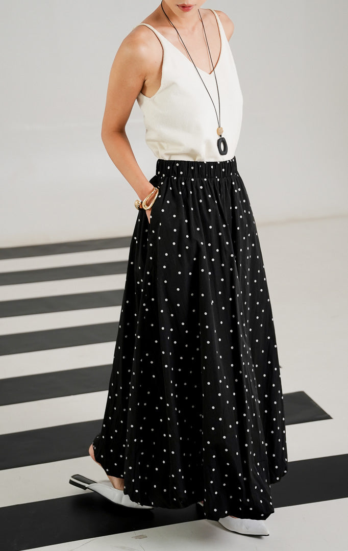 Rok panjang wanita Florence Skirt warna hitam motif polkadot putih dengan siluet balloon bervolume dan ban pinggang karet penuh.