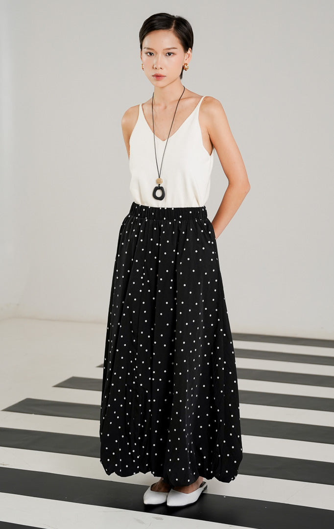 Rok panjang wanita Florence Skirt warna hitam motif polkadot putih dengan siluet balloon bervolume dan ban pinggang karet penuh.
