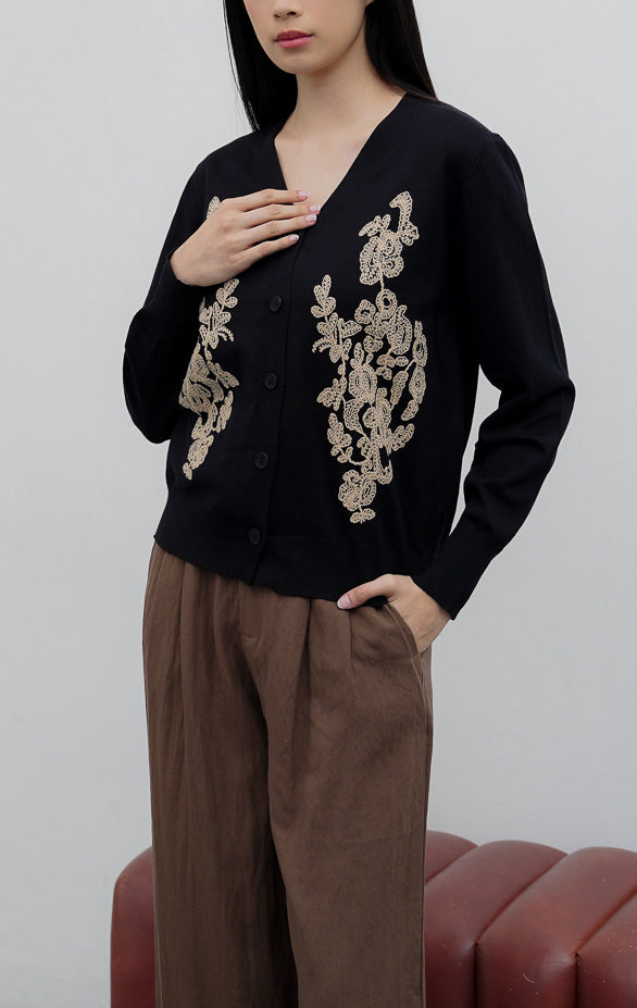 Kardigan rajut wanita lengan panjang warna hitam (black) Franklynn Cardigan dengan kerah V (V-neck), bukaan kancing depan, dan aksen bordir bunga tekstur timbul (floral tactile wave).