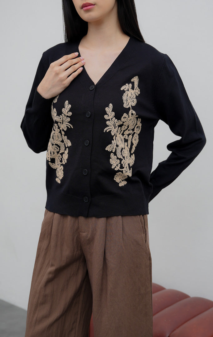 Kardigan rajut wanita lengan panjang warna hitam (black) Franklynn Cardigan dengan kerah V (V-neck), bukaan kancing depan, dan aksen bordir bunga tekstur timbul (floral tactile wave).