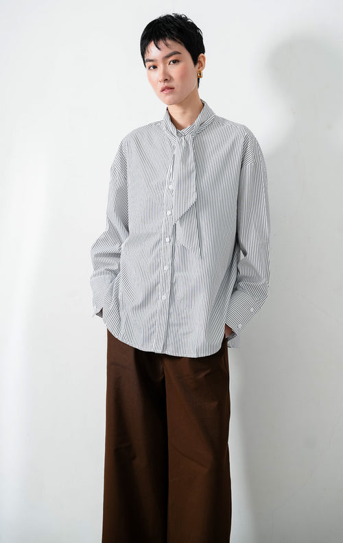 Kemeja wanita lengan panjang warna abu-abu tua motif garis vertikal halus (dark grey fine vertical stripes) Garwynn Top dengan detail kerah tali pengikat (self-tie collar) dan kelim melengkung (curved hem)