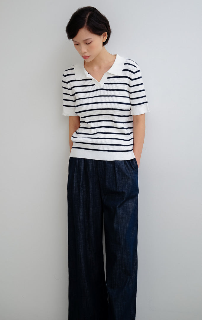 Atasan knit polo wanita warna biru navy Georgiana Top berbahan rajut motif garis-garis bertekstur dengan kerah klasik untuk gaya casual dan office look.