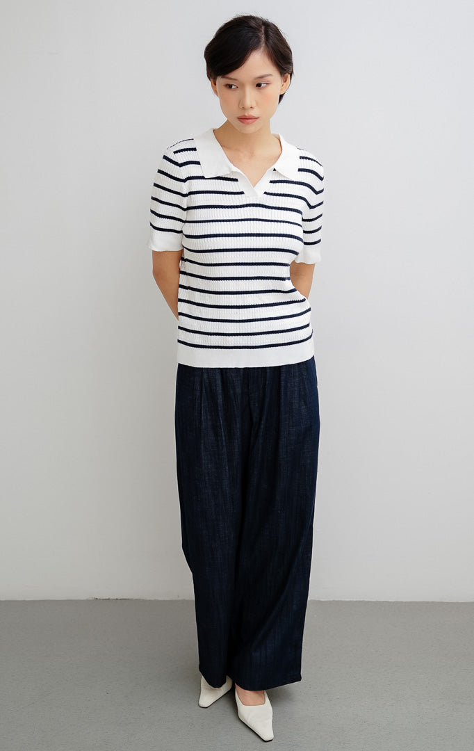 Atasan knit polo wanita warna biru navy Georgiana Top berbahan rajut motif garis-garis bertekstur dengan kerah klasik untuk gaya casual dan office look.