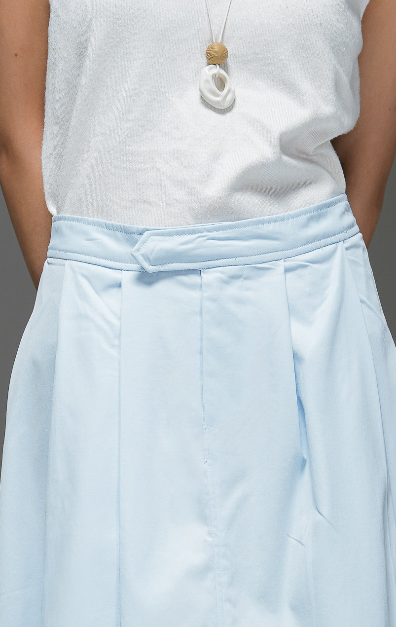 Rok midi wanita Gracelyn Skirt warna light blue biru muda model A-line high waist dengan detail lipat pleat di depan dan kantong samping. 