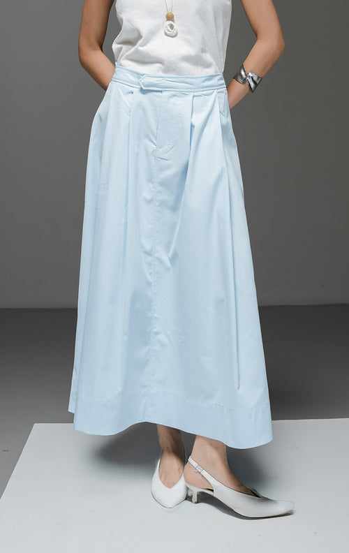 Rok midi wanita Gracelyn Skirt warna light blue biru muda model A-line high waist dengan detail lipat pleat di depan dan kantong samping. 