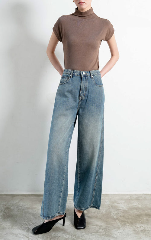 Celana jeans denim wanita warna biru (blue denim jeans) Grine Pants dengan cucian pudar lembut (softly faded wash), pinggang tinggi sedang (mid-rise waist), konstruksi lima saku tradisional, dan siluet lurus (straight-leg silhouette). 


