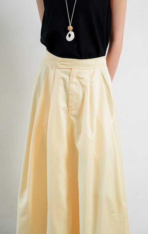 Rok panjang wanita model maxi warna kuning (yellow maxi skirt) Hadley Skirt bahan tenun ringan (lightweight woven fabric) dengan pinggang tinggi (high-rise waist), siluet A-line berpotongan melebar (A-line silhouette), serta detail kerut halus di bagian pinggang. 

