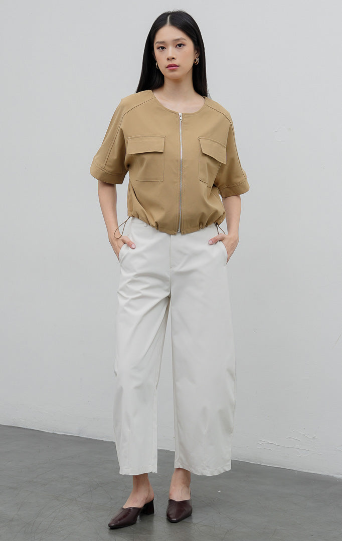 Atasan wanita cargo warna khaki Hale Top berbahan campuran katun-poliester dengan resleting depan (zip-front), saku dada, dan tali serut bagian bawah (adjustable hem string).