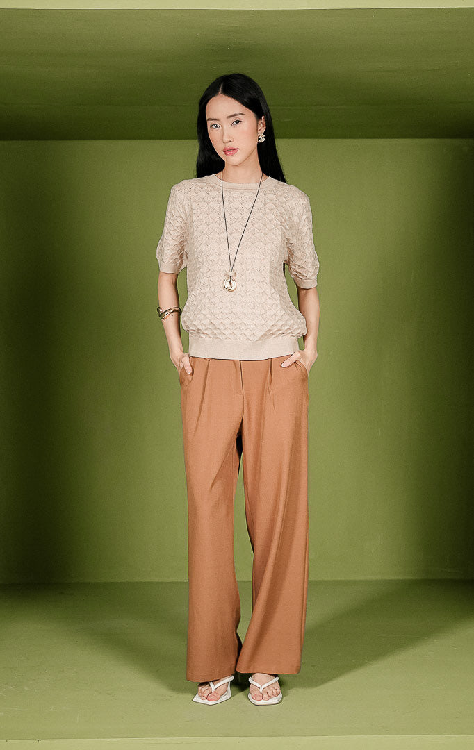 Atasan rajut wanita Harper Top warna beige lengan pendek, dilengkapi kerah bulat (crew neck) beraksen rib, serta dihiasi motif rajutan bertekstur bentuk diamond atau wajik di seluruh permukaannya.
