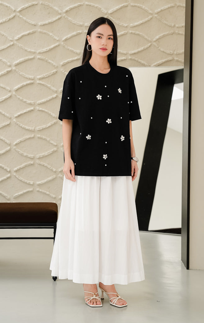 Kaos oversized wanita warna hitam Haru Top dengan detail hiasan kristal floral rhinestone, kerah bulat, dan model santai bergaya streetwear. 
