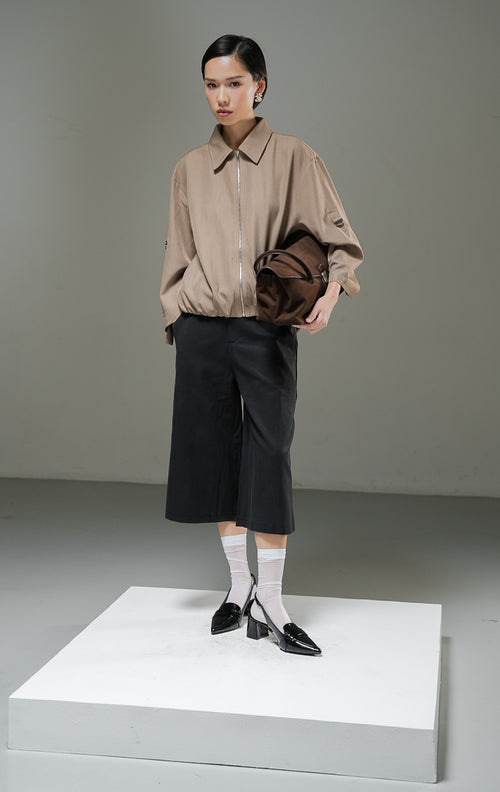 Jaket utility wanita Heathan Jacket warna brown cokelat tanah potongan oversized dengan resleting depan, kerah kemeja, detail D-ring di lengan, dan karet hem bawah. 
