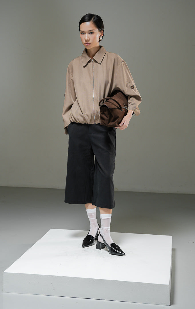 Jaket utility wanita Heathan Jacket warna brown cokelat tanah potongan oversized dengan resleting depan, kerah kemeja, detail D-ring di lengan, dan karet hem bawah. 