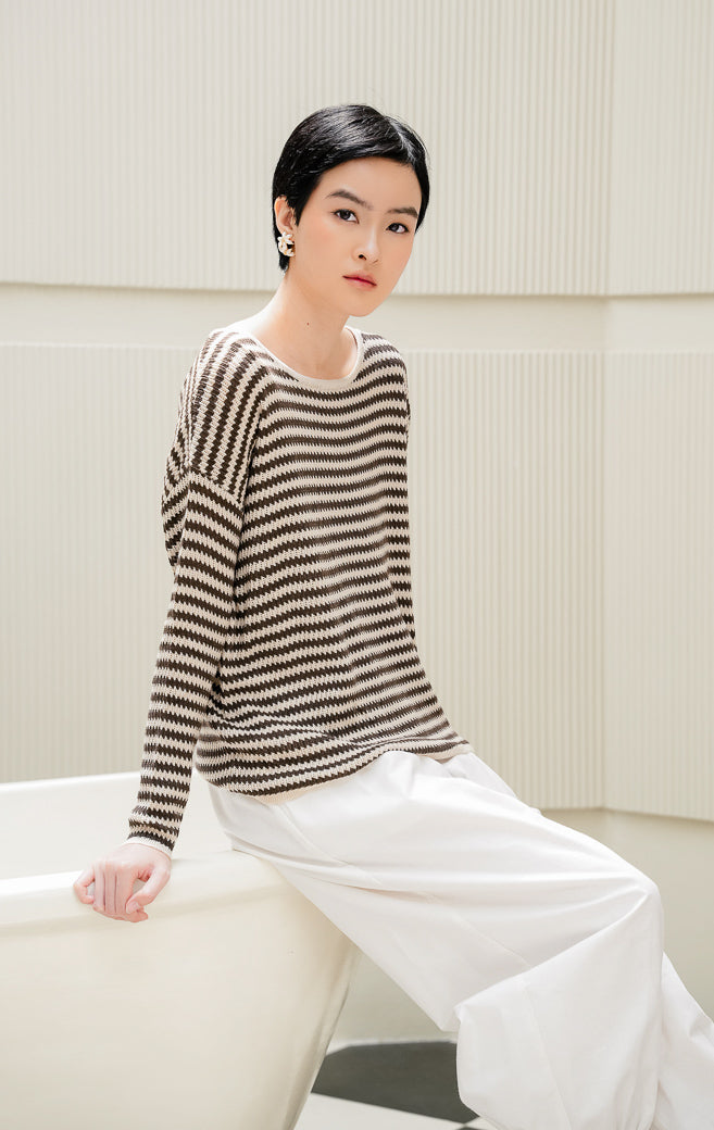 Sweater rajut wanita lengan panjang warna cokelat motif garis Herita Sweater dengan siluet oversized, tekstur openwork knit adem, dan crew neck. 