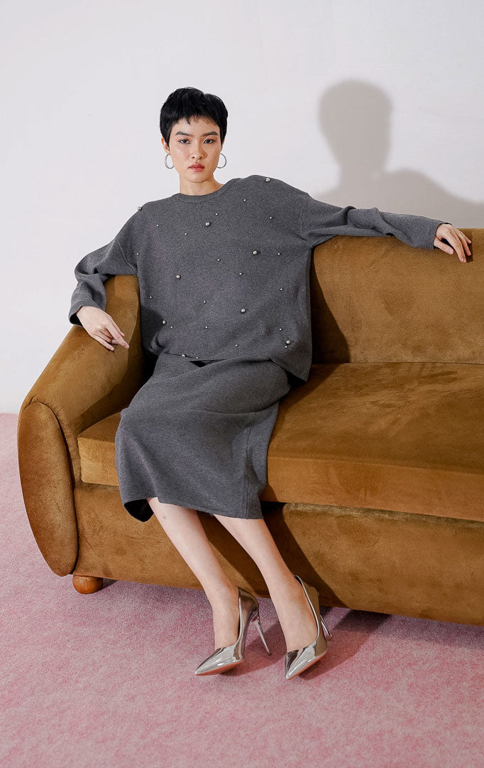 Tampak depan This Is April Ardena Sweater warna dark grey, berupa sweater rajut lengan panjang wanita dengan detail aksen mutiara yang tersebar di bagian depan 