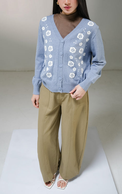 Kardigan rajut lengan panjang wanita This Is April Bentleigh Cardigan warna biru muda, kerah v-neck dengan kancing depan penuh senada dan detail motif bordir bunga warna putih di bagian depan. 
