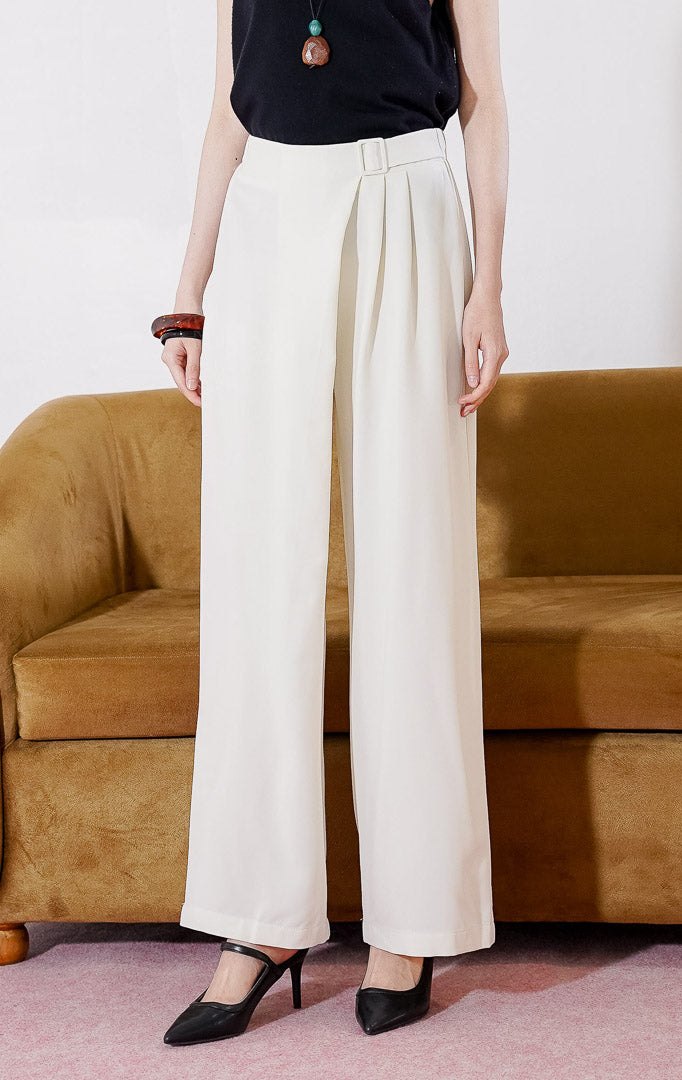 Celana panjang wanita berbahan katun campuran This Is April Ellen Pants warna ivory, berpotongan lurus dengan detail sabuk built-in di bagian depan, lipit asimetris, dan karet pinggang belakang 