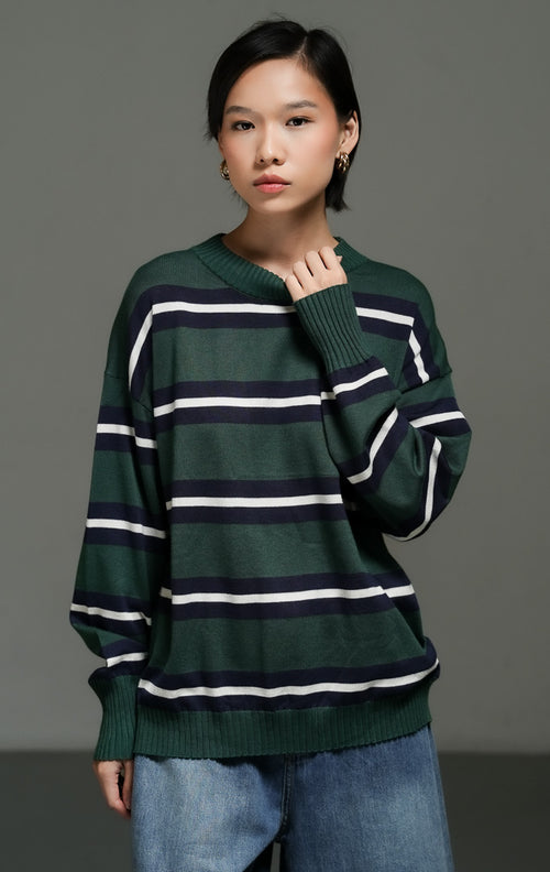 Sweater rajut wanita lengan panjang motif garis warna hijau tua (dark green striped knit sweater) Axton Sweater dengan bahan rajut yang lembut, fleksibel, serta memberikan kenyamanan optimal untuk gaya kasual.