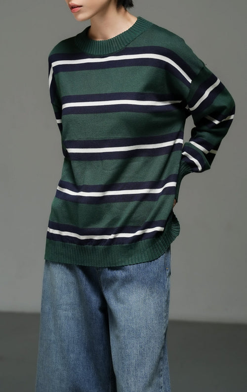 Sweater rajut wanita lengan panjang motif garis warna hijau tua (dark green striped knit sweater) Axton Sweater dengan bahan rajut yang lembut, fleksibel, serta memberikan kenyamanan optimal untuk gaya kasual. 