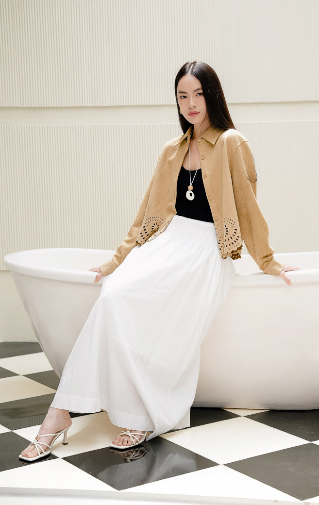 Atasan wanita Holley Top warna khaki berbahan suede dengan kancing depan dan detail ukiran laser-cut/eyelet di hem bawah style classic & modern. 