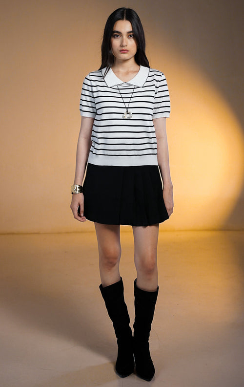 Model wanita memakai Hunter Stripe Knit Top warna hitam motif garis putih, atasan rajut lengan pendek dengan kerah putih tanpa kancing dan detail list hitam