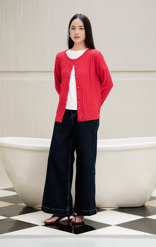 Cardigan rajut wanita Issac Cardigan warna red (merah) motif cable knit tekstur lembut dengan aksen kancing emas (gold button) dan kerah round-neck. 