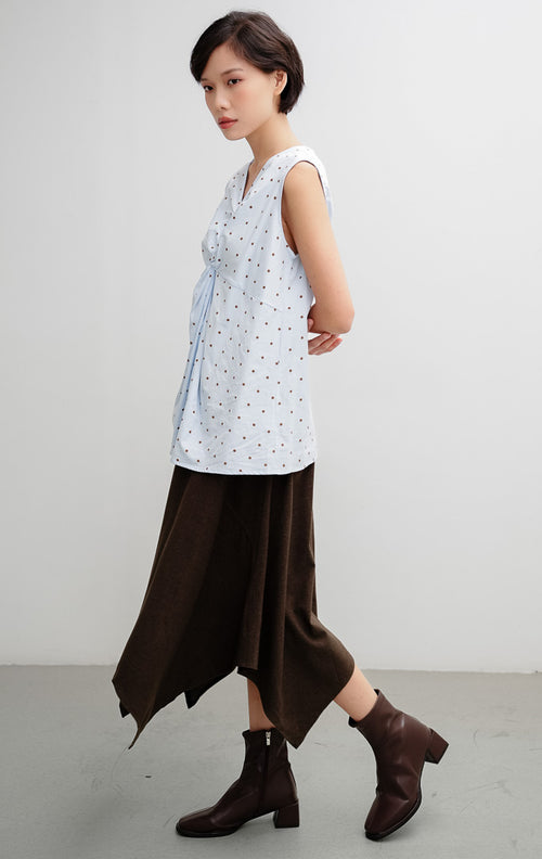 Atasan wanita tanpa lengan (sleeveless) warna biru muda (light blue) Izabelle Top berbahan katun motif polkadot dengan aksen silang siluet depan (twist-front).