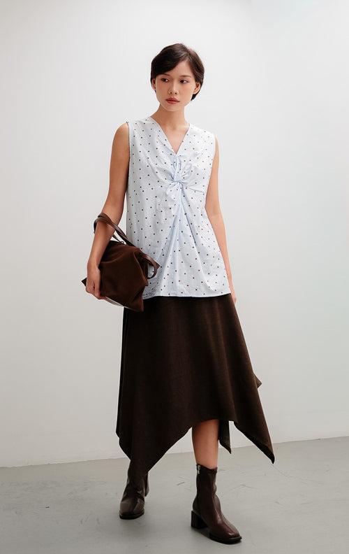 Atasan wanita tanpa lengan (sleeveless) warna biru muda (light blue) Izabelle Top berbahan katun motif polkadot dengan aksen silang siluet depan (twist-front).
