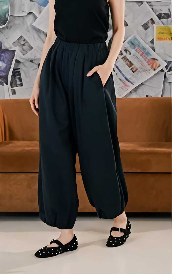 Model wanita mengenakan Jaehee Pants Blue, celana panjang model balon warna biru dongker berbahan katun dengan saku samping, dipadukan dengan sepatu flat polkadot.