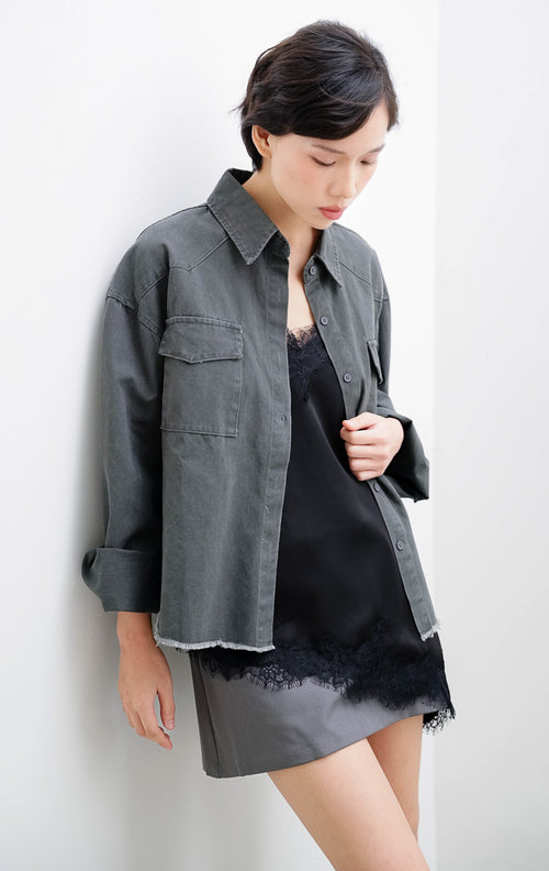 Kemeja wanita warna abu-abu tua (dark grey) Jaxson Top berbahan cotton twill berstruktur dengan saku dada (dual flap pockets), kancing tersembunyi, dan kelim bawah raw hem.