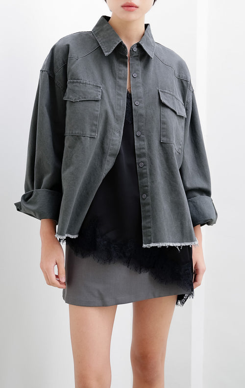 Kemeja wanita warna abu-abu tua (dark grey) Jaxson Top berbahan cotton twill berstruktur dengan saku dada (dual flap pockets), kancing tersembunyi, dan kelim bawah raw hem.