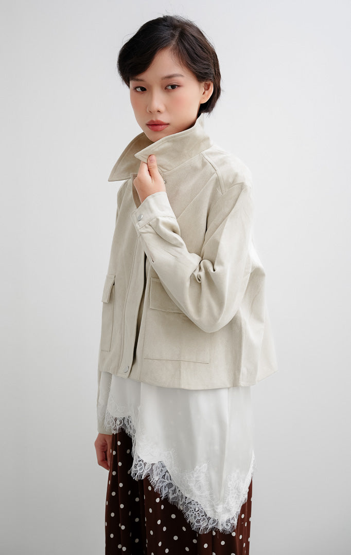 Jaket wanita warna ivory (krem muda) Jazper Jacket berbahan soft suede halus dengan siluet berstruktur dan gaya utility modern.