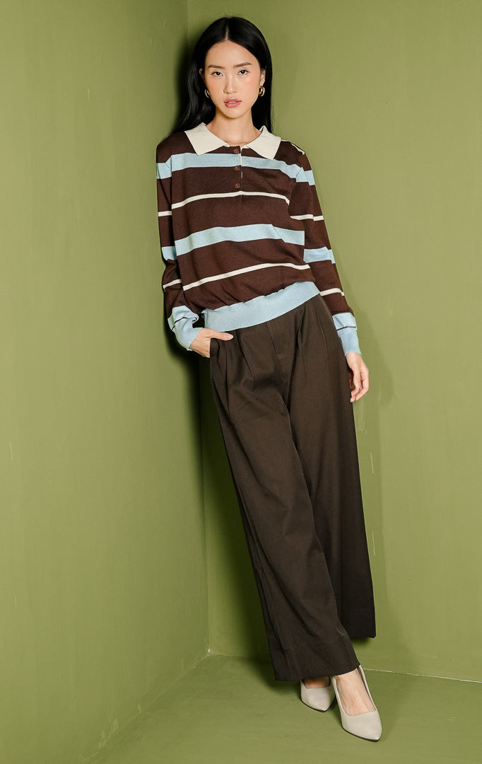 Sweater rajut wanita Julia Sweater lengan panjang dengan kerah polo berwarna krem, detail tiga kancing depan, dan motif garis horizontal perpaduan blok warna cokelat, biru muda, serta garis tipis krem.