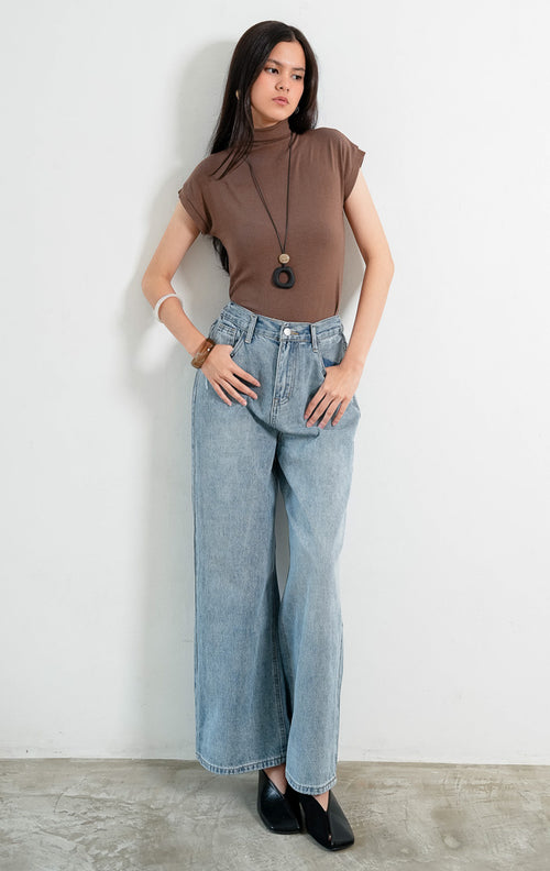Celana panjang denim wanita warna biru muda (light denim jeans) Juliuz Pants dengan potongan lurus rileks (relaxed straight-cut), desain lima saku klasik, serta aksen detail robek halus (subtle distressed thread accents). 

