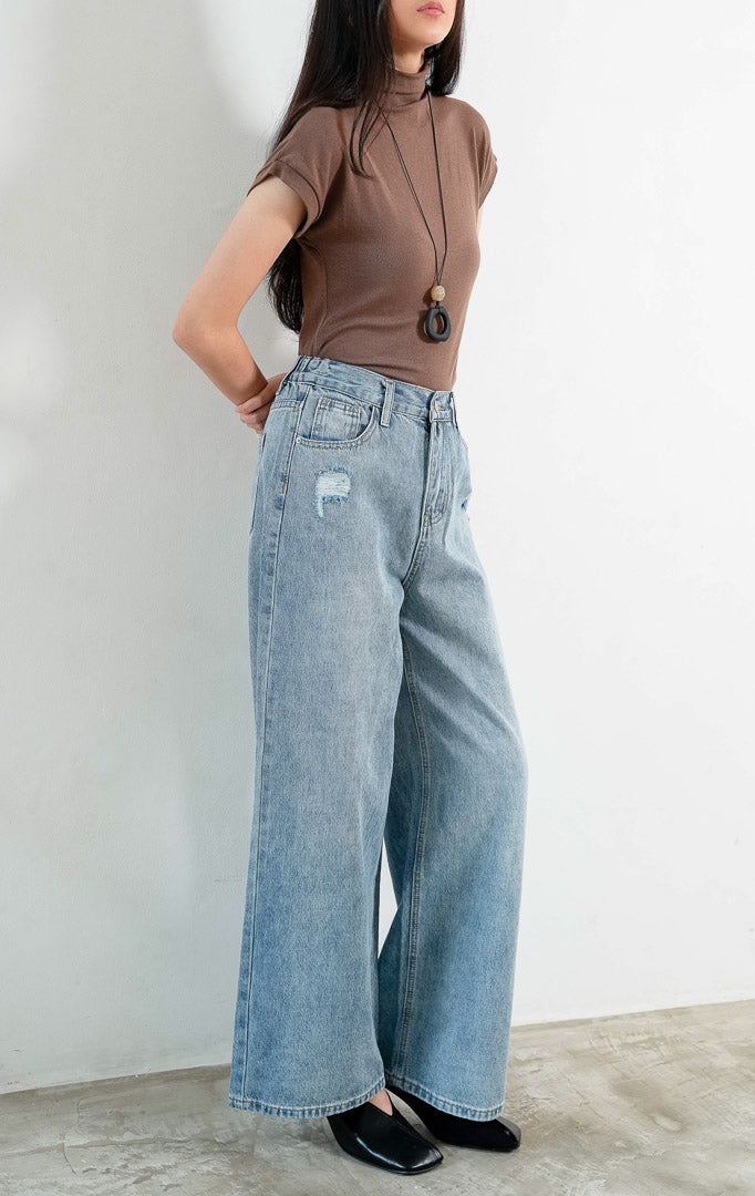 Celana panjang denim wanita warna biru muda (light denim jeans) Juliuz Pants dengan potongan lurus rileks (relaxed straight-cut), desain lima saku klasik, serta aksen detail robek halus (subtle distressed thread accents). 

