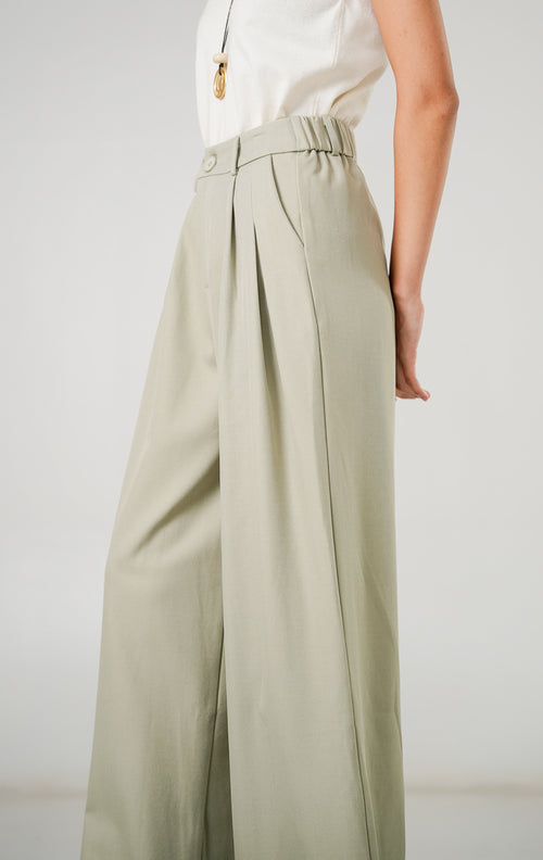 Celana panjang wanita Kaelith Pants Olive dengan model wide leg (kulot), detail kancing depan, ban pinggang belakang elastis, dan kantong samping.