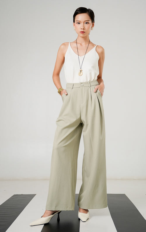 Celana panjang wanita Kaelith Pants Olive dengan model wide leg (kulot), detail kancing depan, ban pinggang belakang elastis, dan kantong samping.